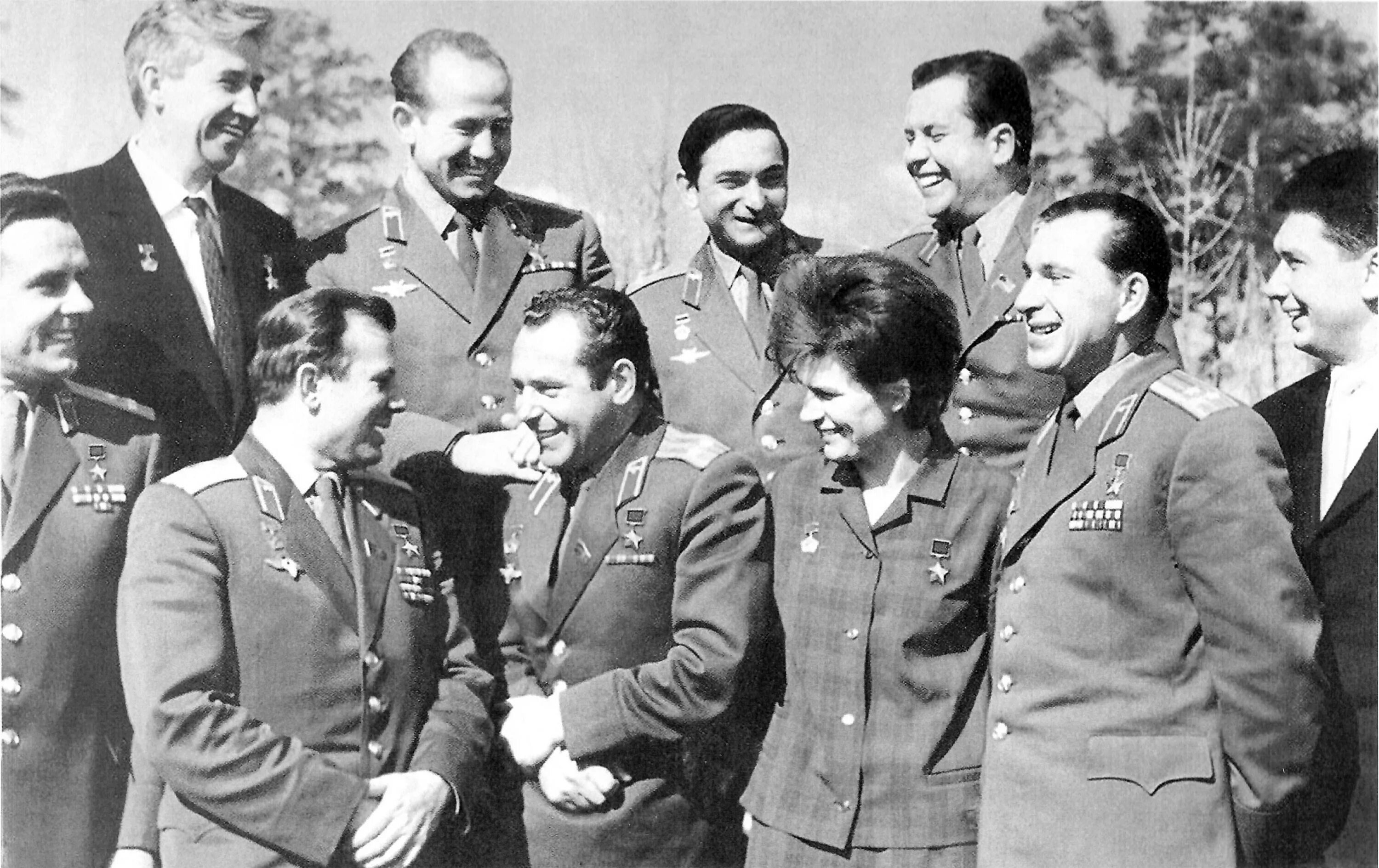 Первый отряд советских космонавтов. Гагарин первый отряд Космонавтов. Терешкова Леонов и Беляев. Гагарин и Терешкова первые космонавты.