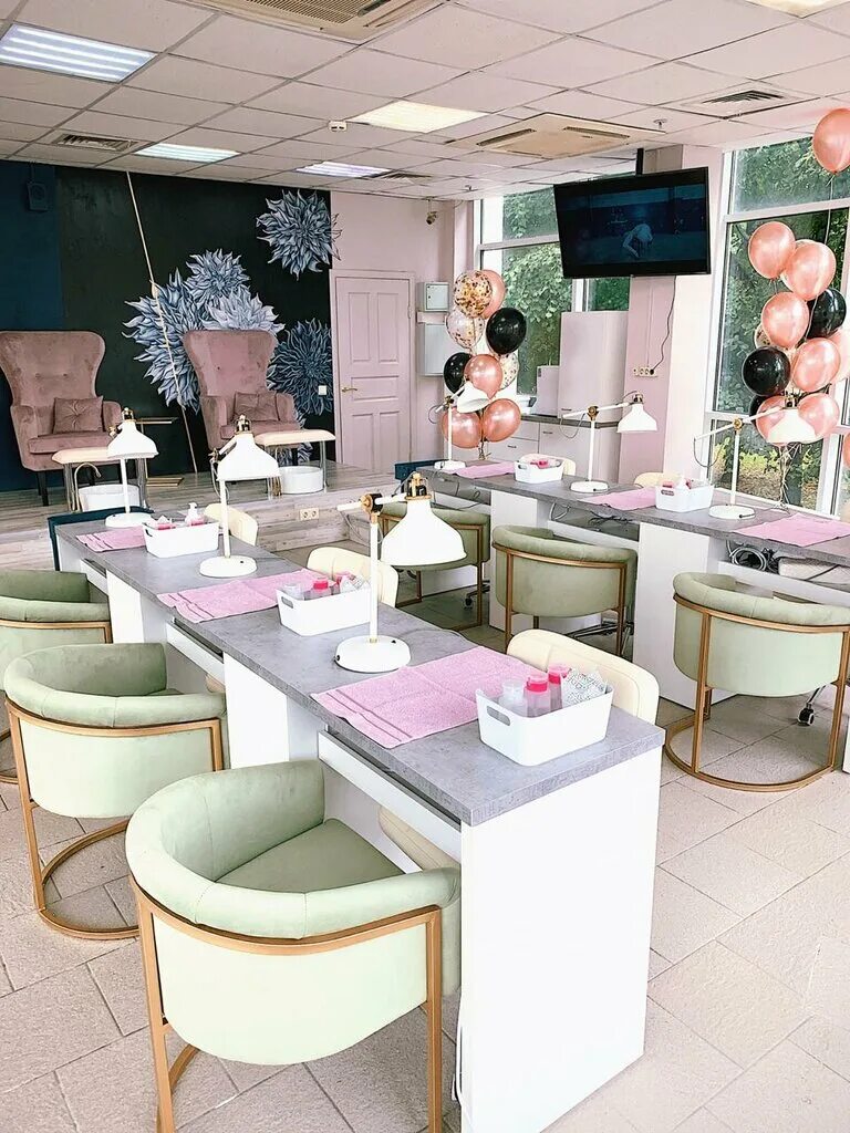 даяна твин пикс маникюр. нейл студия маникюра. студия твин. ногти твин пикс. интерьер салона маникюра в голубом.