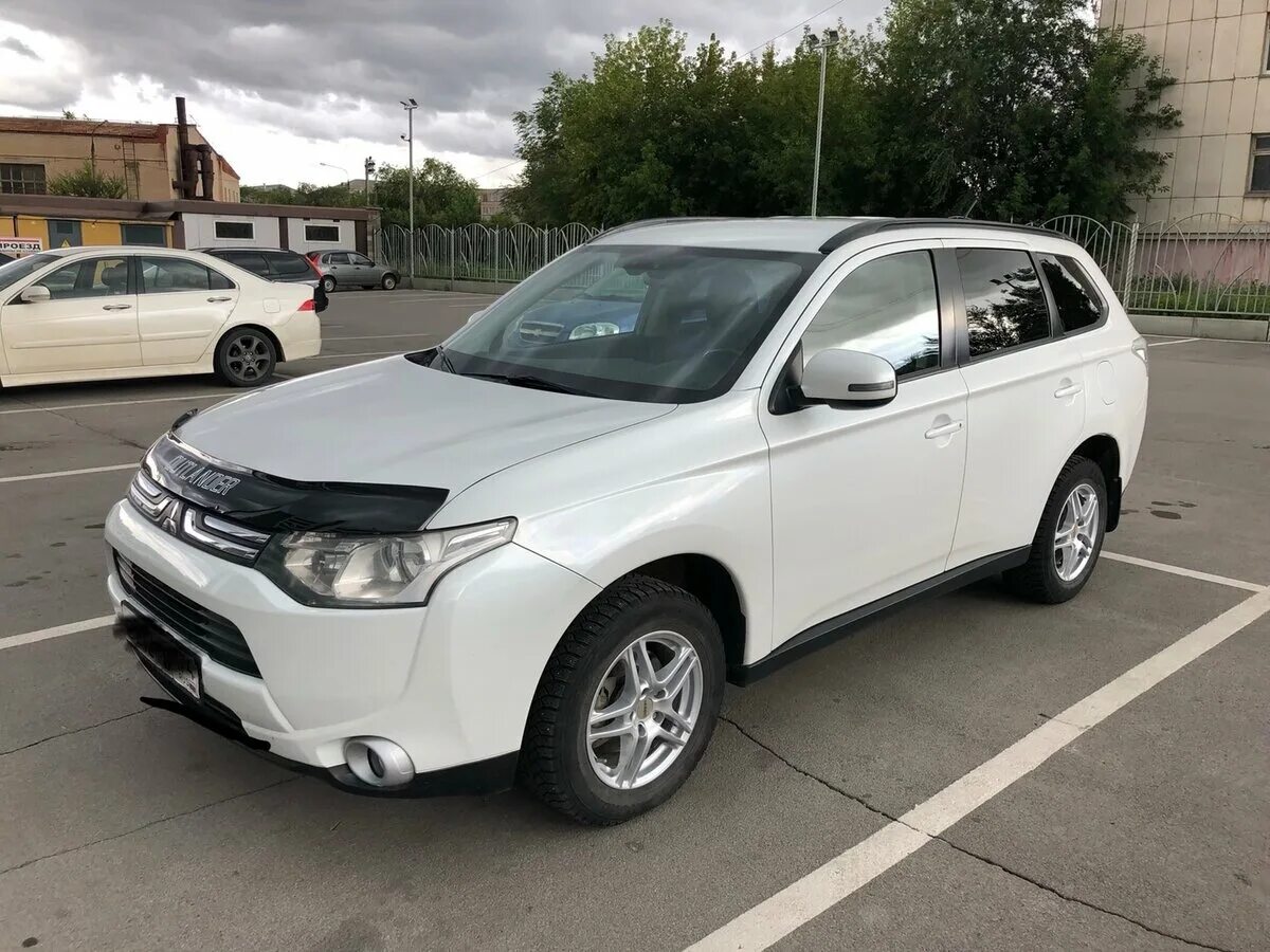 Купить митсубиси аутлендер б у. Mitsubishi Outlander 3 2014. Mitsubishi Outlander 3 белый жемчуг. Митсубиши Аутлендер о000ко. Мицубиши Аутлендер белый металик.