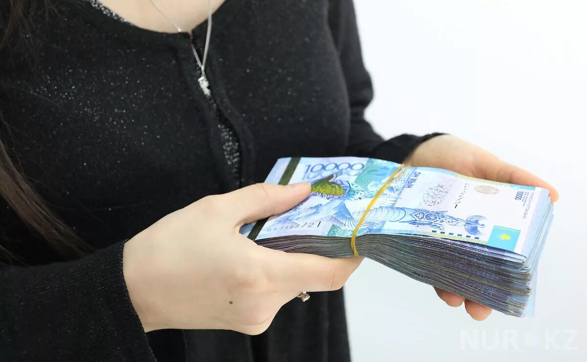 Аферисты казахстана. Деньги тенге. Тенге в руках. Тенге в руках женщина. Казахстанские деньги в руках.