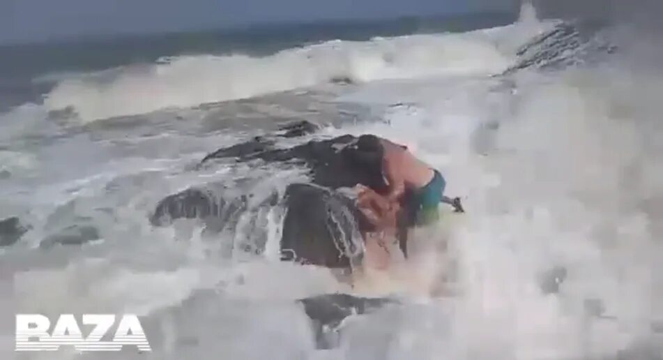 Полицейский спас ребенка. Девушка провалилась под лед. Спас девушку которая утонула 2 века назад. Прыгнула в прорубь и утонула. Динозавр спас девушку из невы.