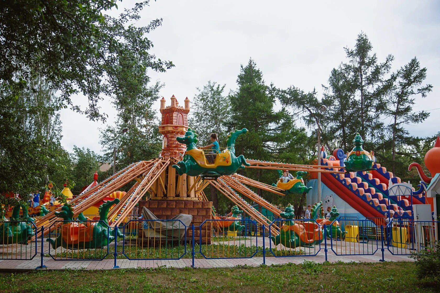 Парк чудес Кемерово. Кемеровский городской сад парк чудес, Кемерово. Парк чудес Кемерово аттракционы. Горсад Кемерово.