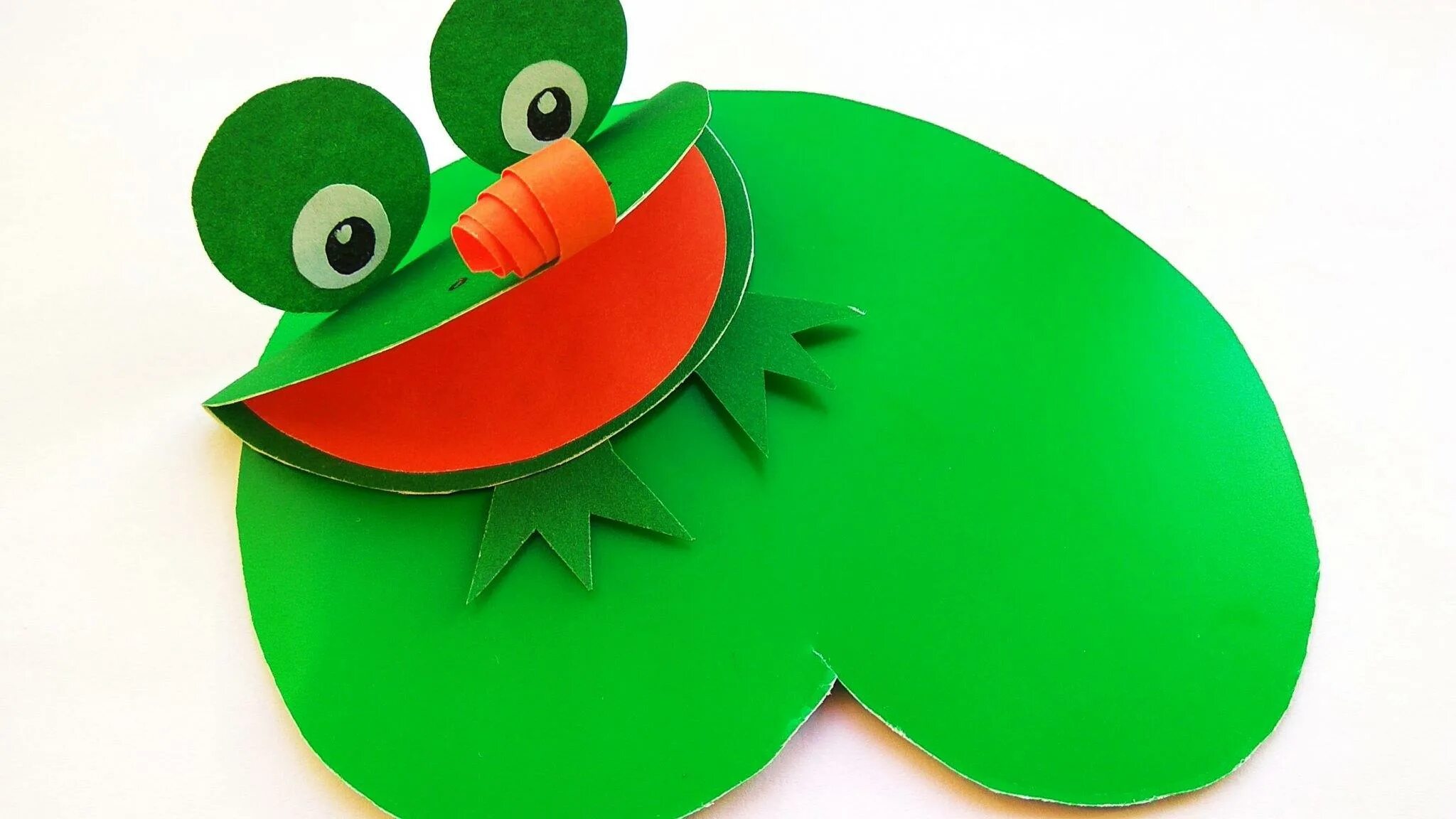 лягушонок из цветной бумаги. лягушка из картона. поделка из картона лягушка. как сделать лягушку из картона. поделка лягушка попрыгушка.