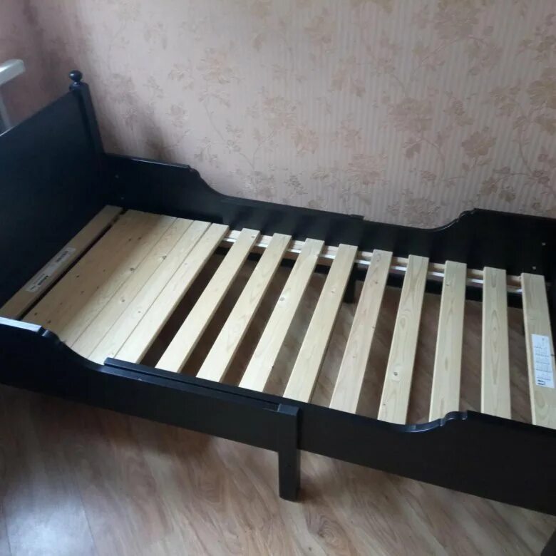 Раздвижные кровати для детей. Кровать икеа раздвижная деревянная. Кровать икеа лексвик раздвижная. Растущая кровать. Икеа раздвижная кровать детская деревянная лексвик.