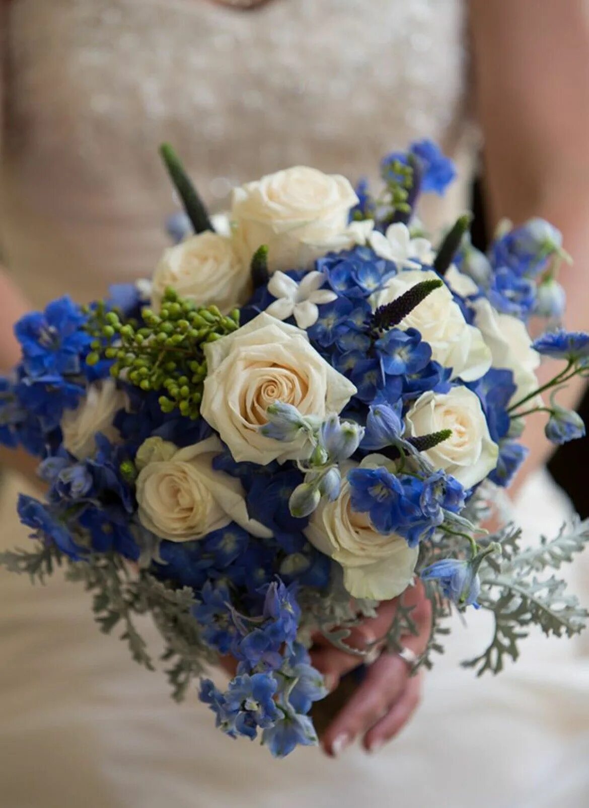 Букет в синем цвете. Букет невесты "синий Ирис". Свадебный букет с синими элементами. Цветы Свадебные букеты невесты. Букет невесты с синими цветами.