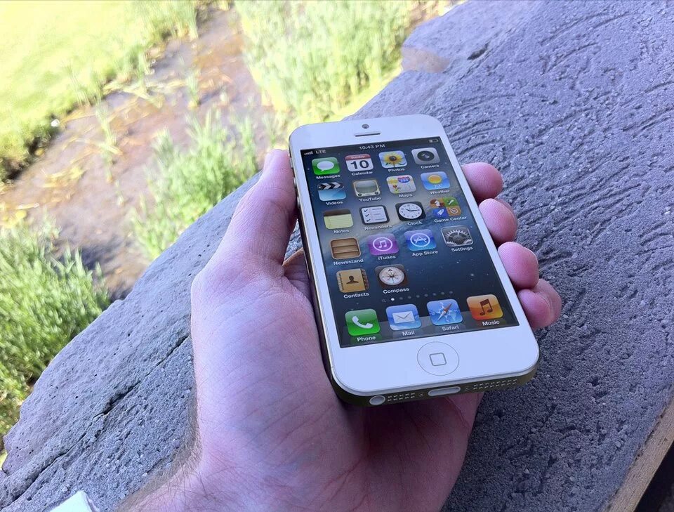 Сколько стоит телефон россии. Айфон в руке. Iphone 5 в руке. Фотография айфона. Iphone 5s в руке.