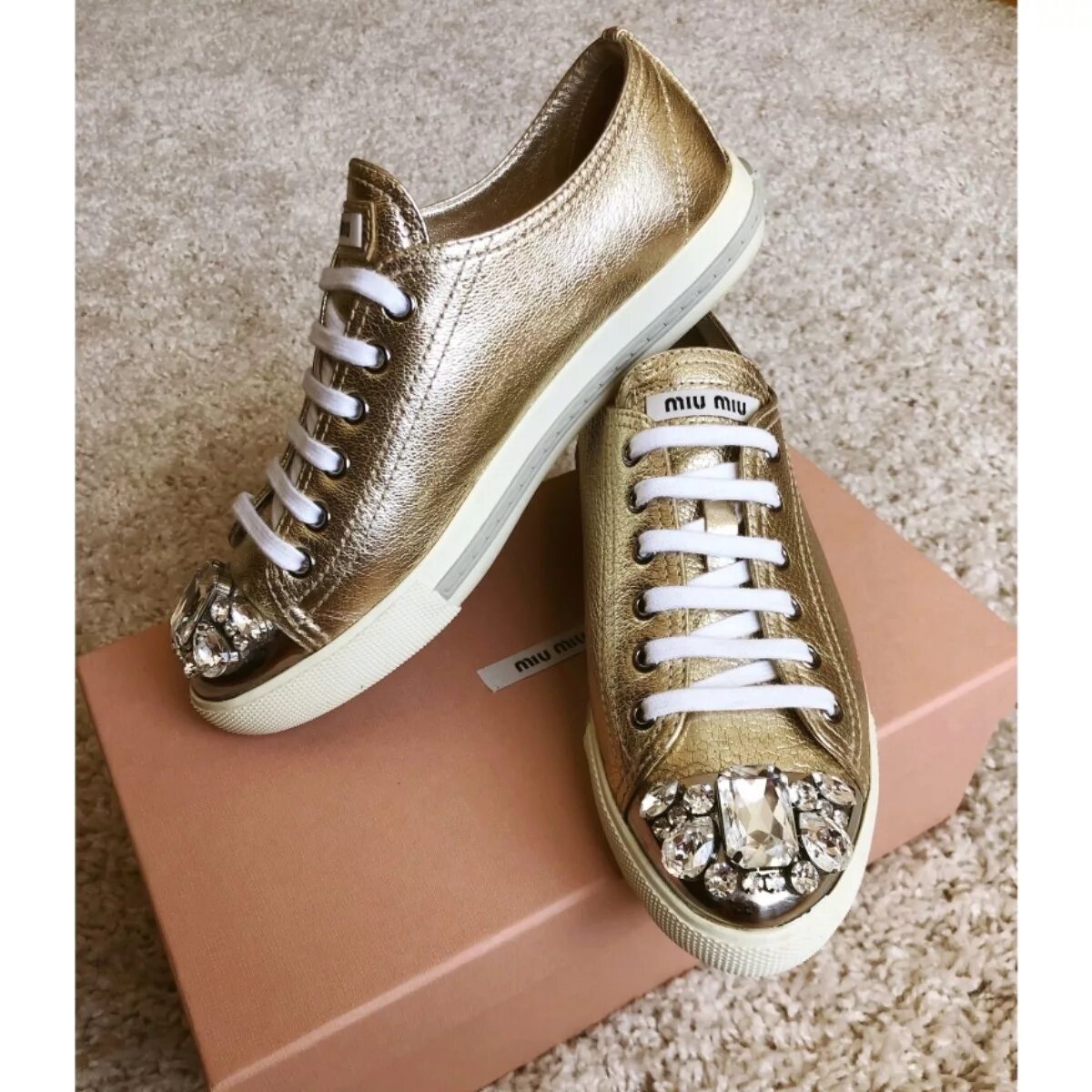 Miu miu со стразами. Кеды miu miu женские. Miu miu со стразами. Украшение туфель стразами. Миу миу туфли с камнями.