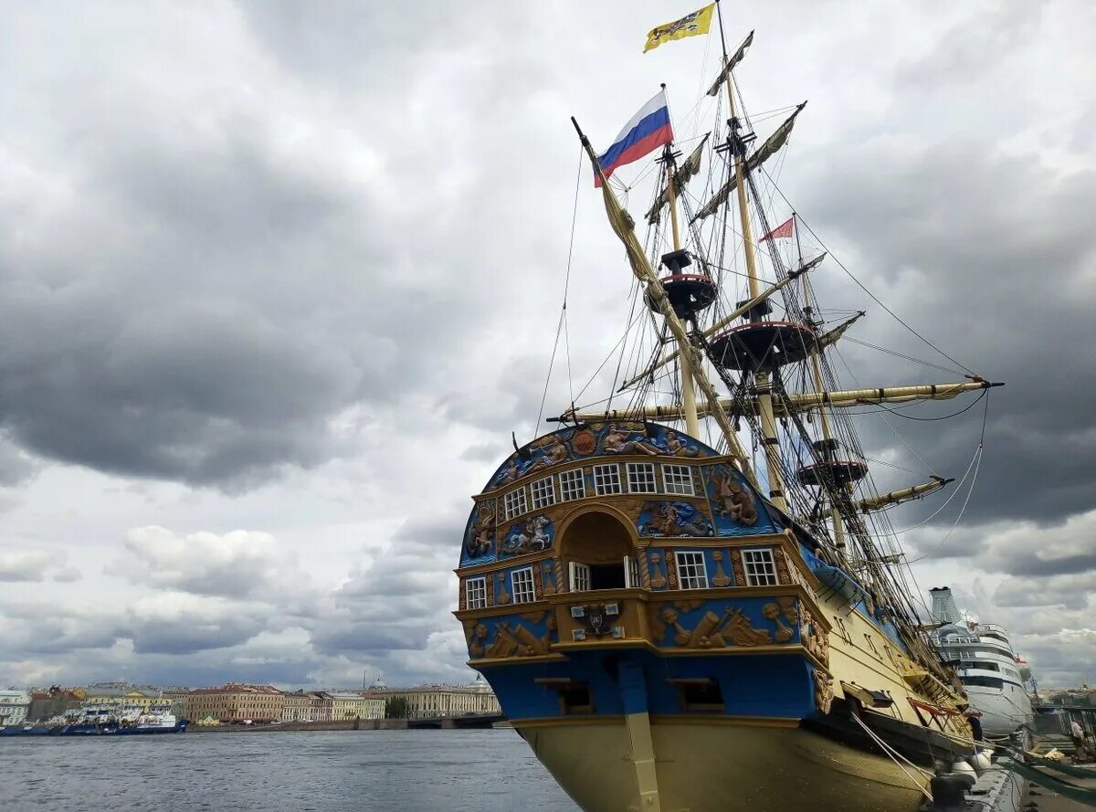 Полтава линейный корабль, 1712. Корабль полтава петра 1. Фрегат полтава. Крейсер аврора в санкт-петербурге зимой. 1 корабль в санкт петербурге.