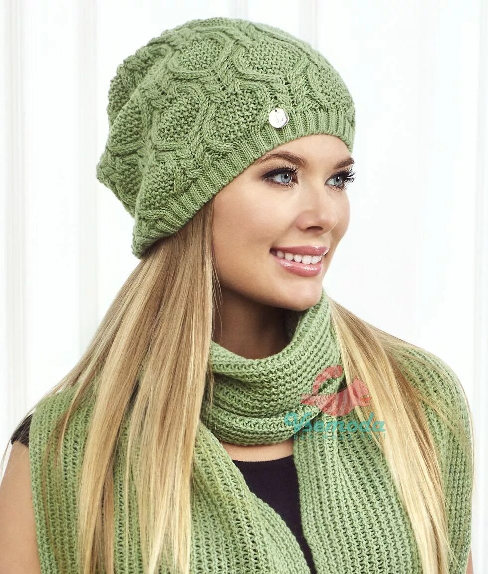 Блондинка в зеленой шапке. Яркие зеленые шапки. Салатовая шапка женская. Шапка изумрудного цвета. Шапки зеленого цвета.