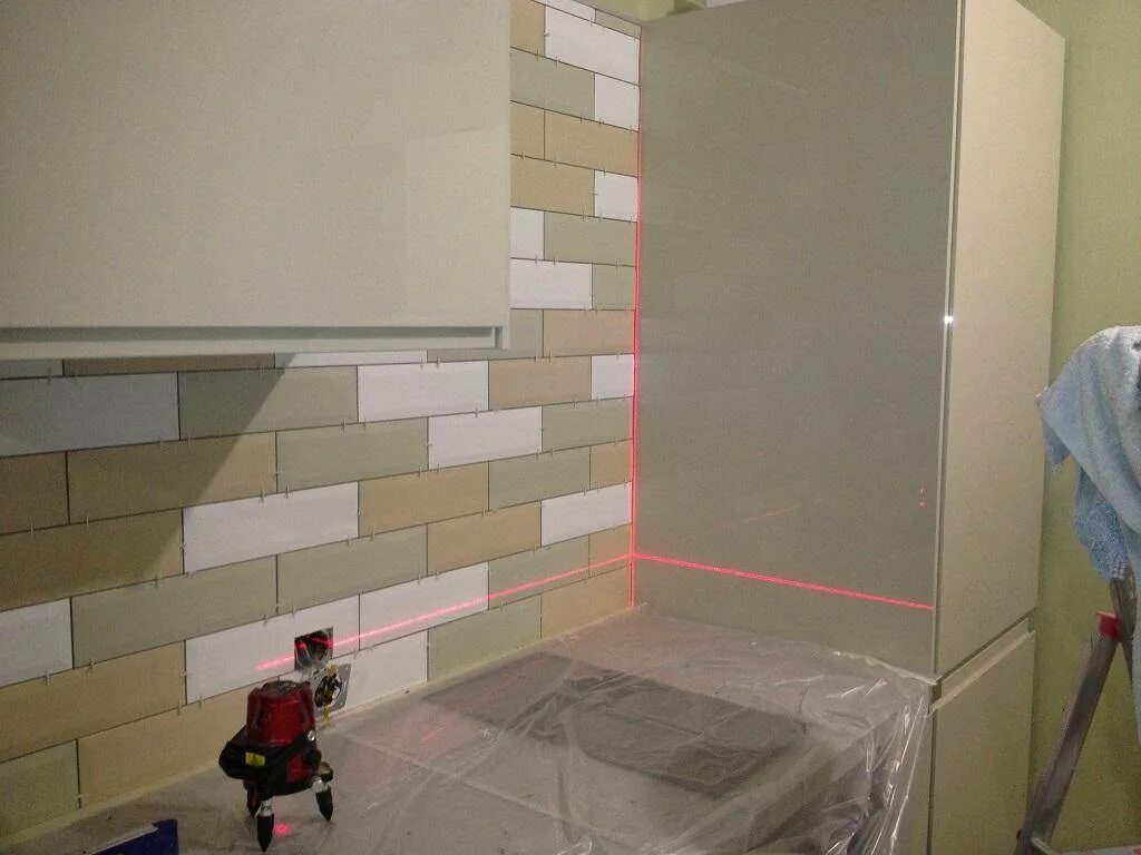 Укладка фартука на кухне. Уложить фартук кухню. Фартук для кухни «мозаика». Уложить фартук кухню. Розетки на кухонном фартуке из плитки.