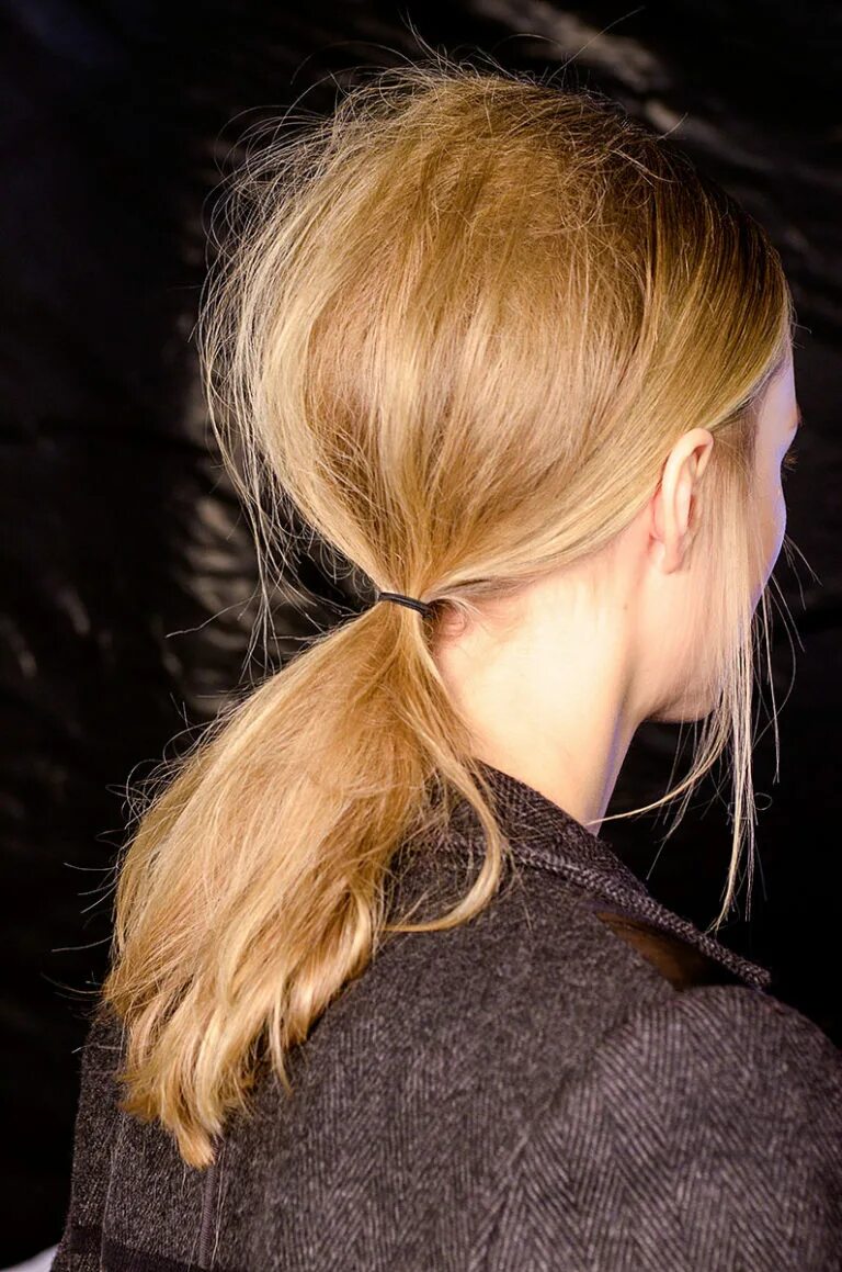 неровный хвост. низкий хвост на длинные волосы. прическа хвост на короткие волосы. красивые хвостики. неровный хвост.