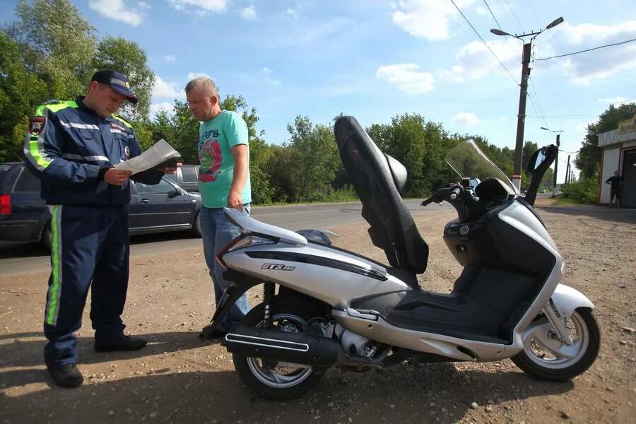 Можно ездить на скутере с категорией б. Скутер 150 кубов категория м. Скутер без прав. Скутер без прав до 50 кубов. Мопеды категории м.