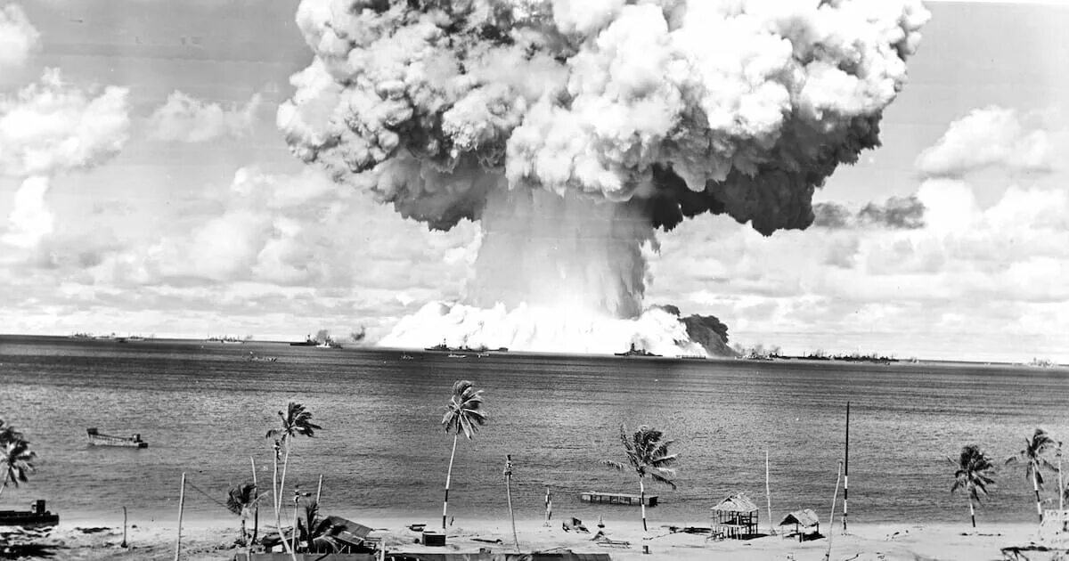 Испытания войной. Подводный атомный взрыв 1958. Атомный взрыв на атолле бикини. Атолл бикини ядерные испытания. Подводный ядерный взрыв Wigwam.