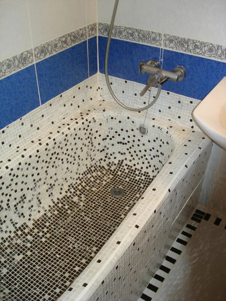 Сделать плитку своими руками ванной. Ванна из плитки мозаики. Ванна выложенная плиткой. Облицовка ванны мозаикой. Ванна обложенная мозаикой.
