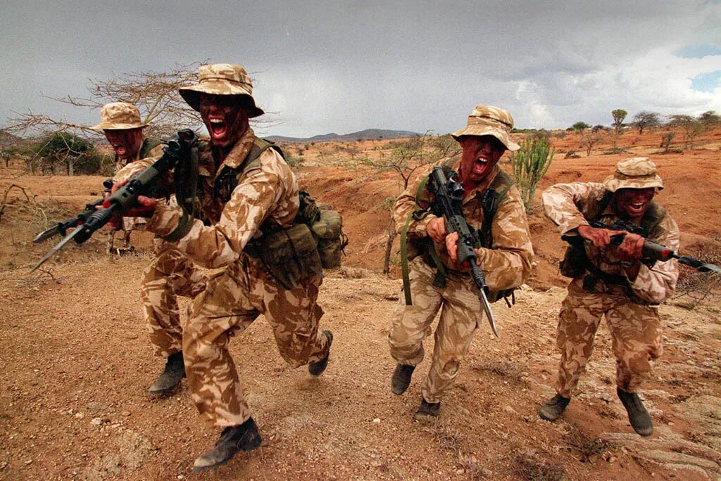 Американские нападения. Американский солдат Мем. Британские пехотинцы штыковая Ирак. Военные бегут. Гурки в британской армии.