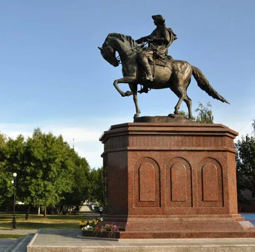 Памятник Петру Бийск. Памятник Петру 1 в Бийске. Памятники культуры города Бийска. Бийский памятник Петру великому.