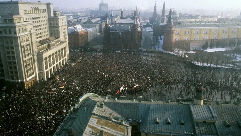 Манежная площадь 1990. Манежная площадь Москва 1991 митинг. Митинг 1990 года в Москве. Манежная площадь 1991. Митинги 1990