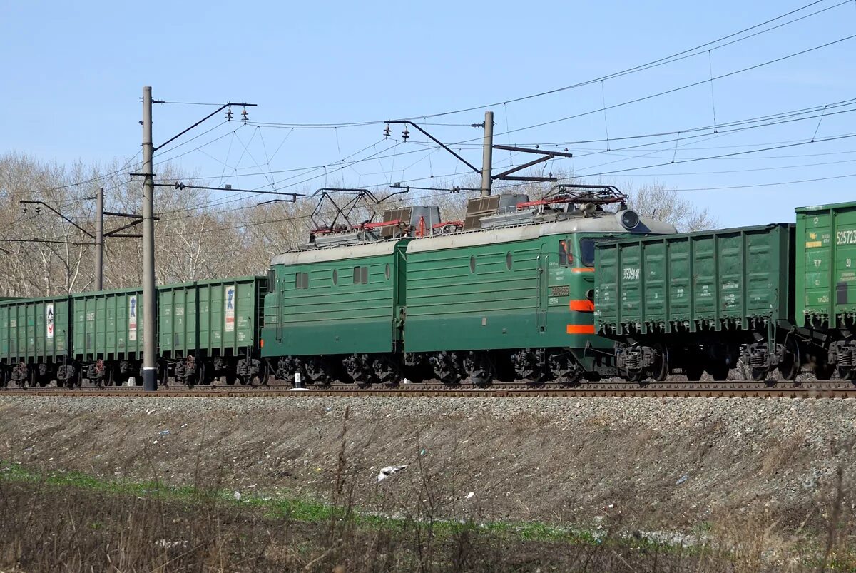 Электровоз тянул вагоны. Электровоз вл10 1869. Депо Могоча. Грузовой поезд. Товарный поезд.