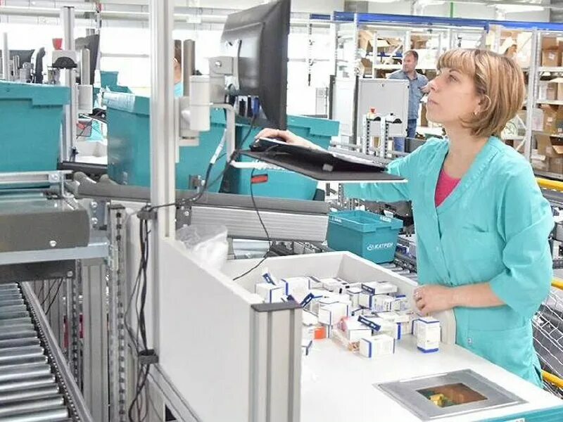 Упаковщица одежды. Подольск работа упаковщицей. Упаковщик конфет на фабрику. Георг полимер. Упаковщик косметики.