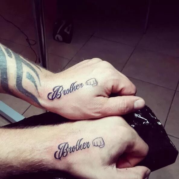 Наколка брат. Татуировки для братьев. Парные тату для братьев. Тату для братьев на руке. Слово брат на английском