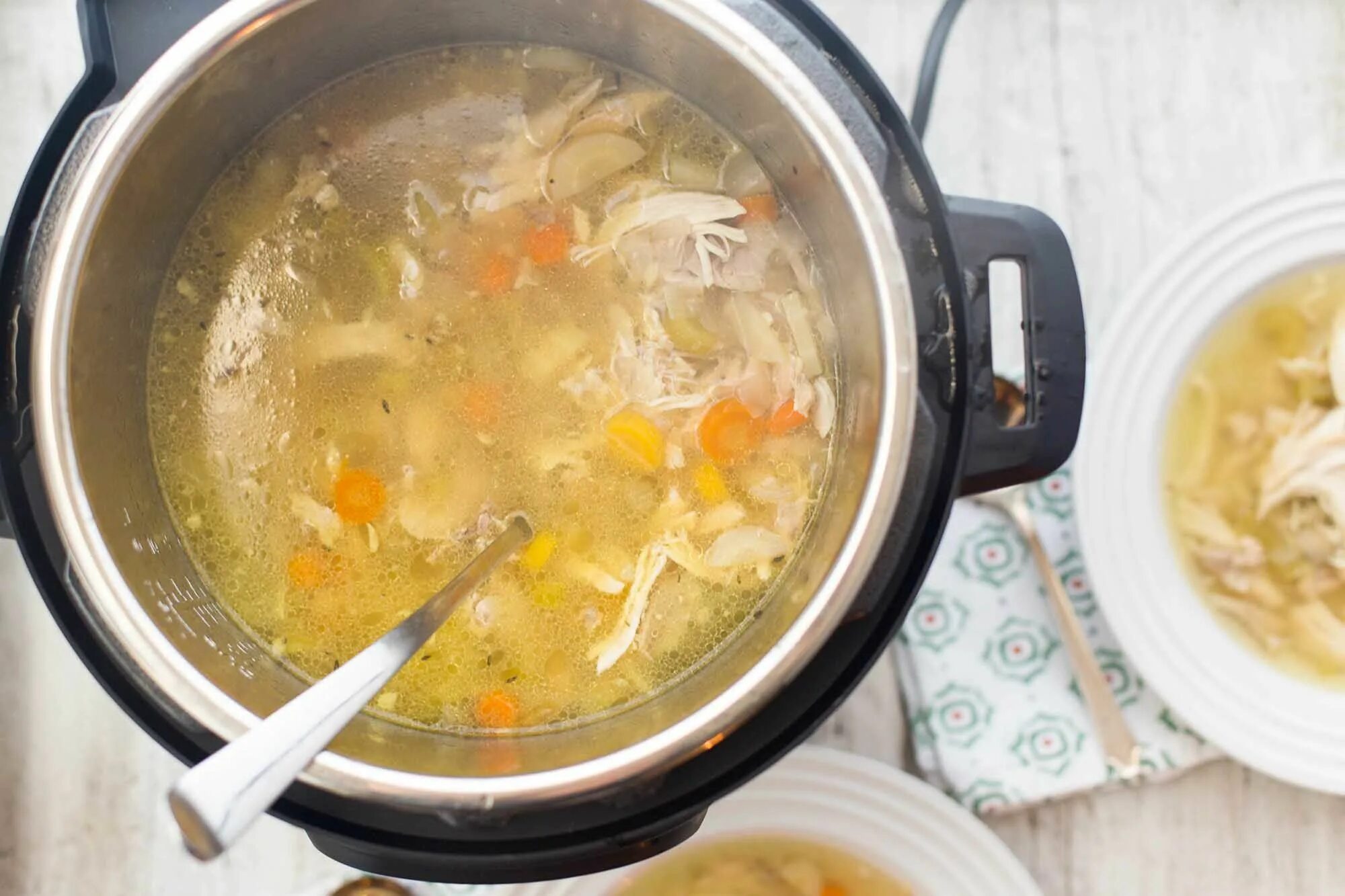 Суп в домашних условиях из курицы. Для супа. Суп в кастрюле. Куриный суп в кастрюле. Бульон в кастрюле.