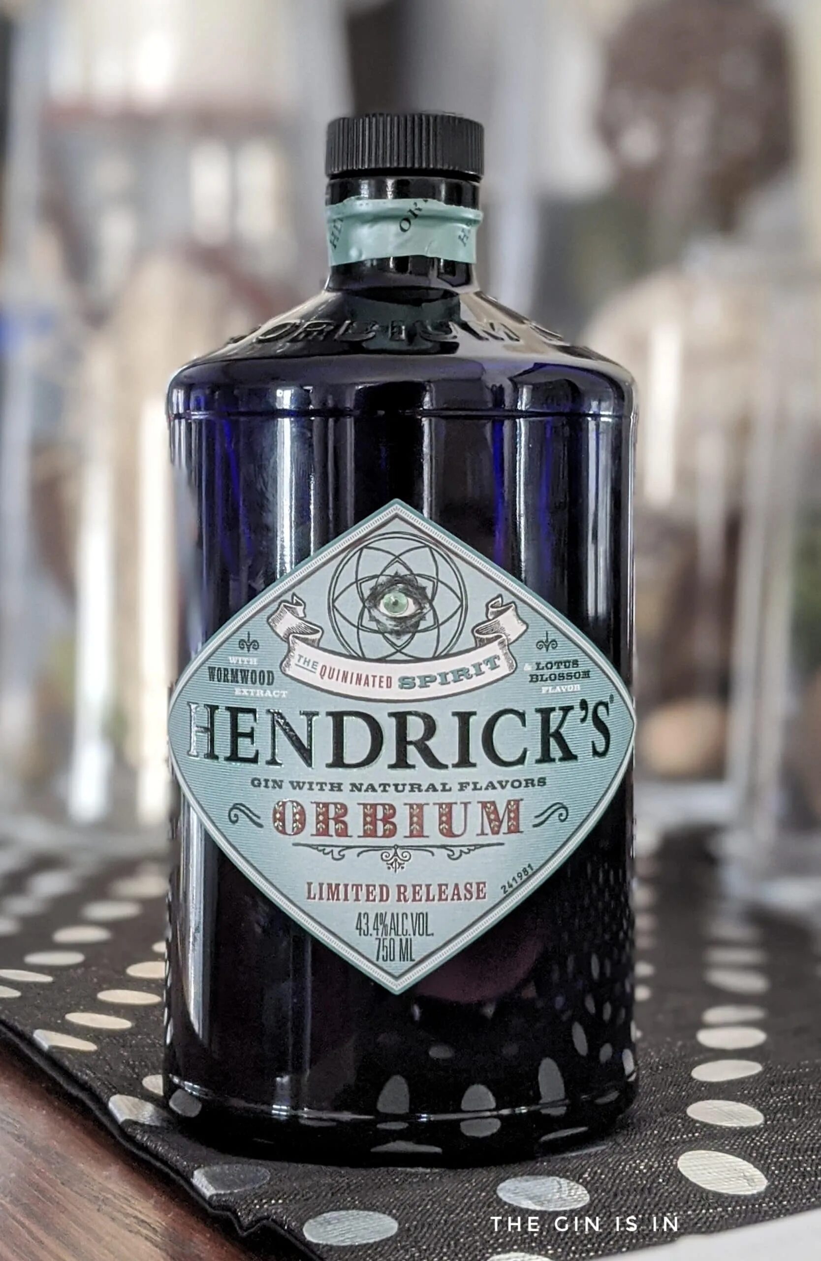 Джин hendrick s. Hendrick’s orbium Gin. Лавандовый Джин Hendrick's. Джин тоник Хендрикс.