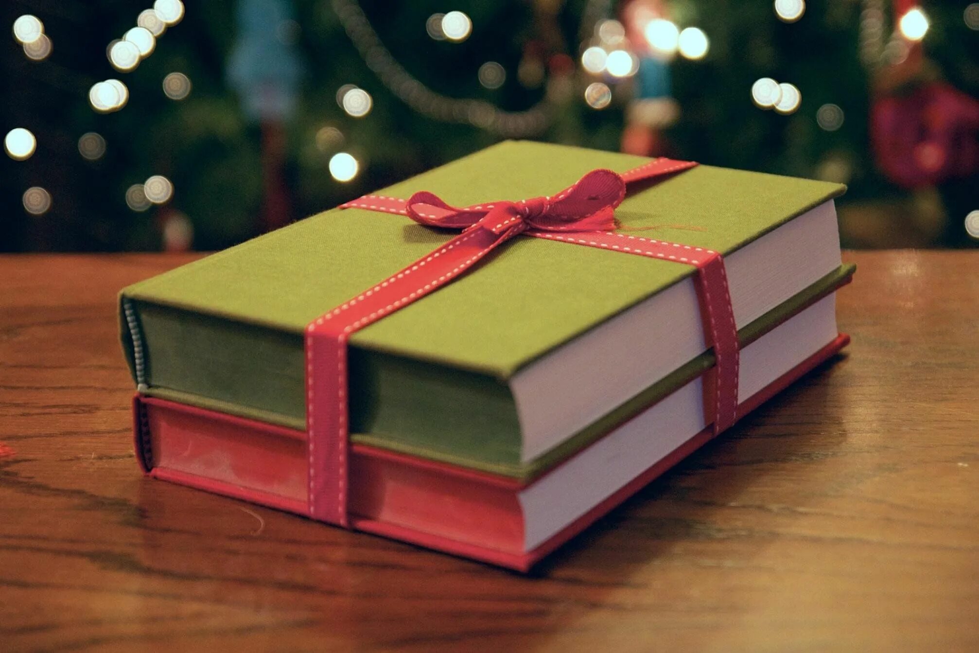 Книга в подарок. Полдарк книга. Под книгой. Книга в подарок на новый год.
