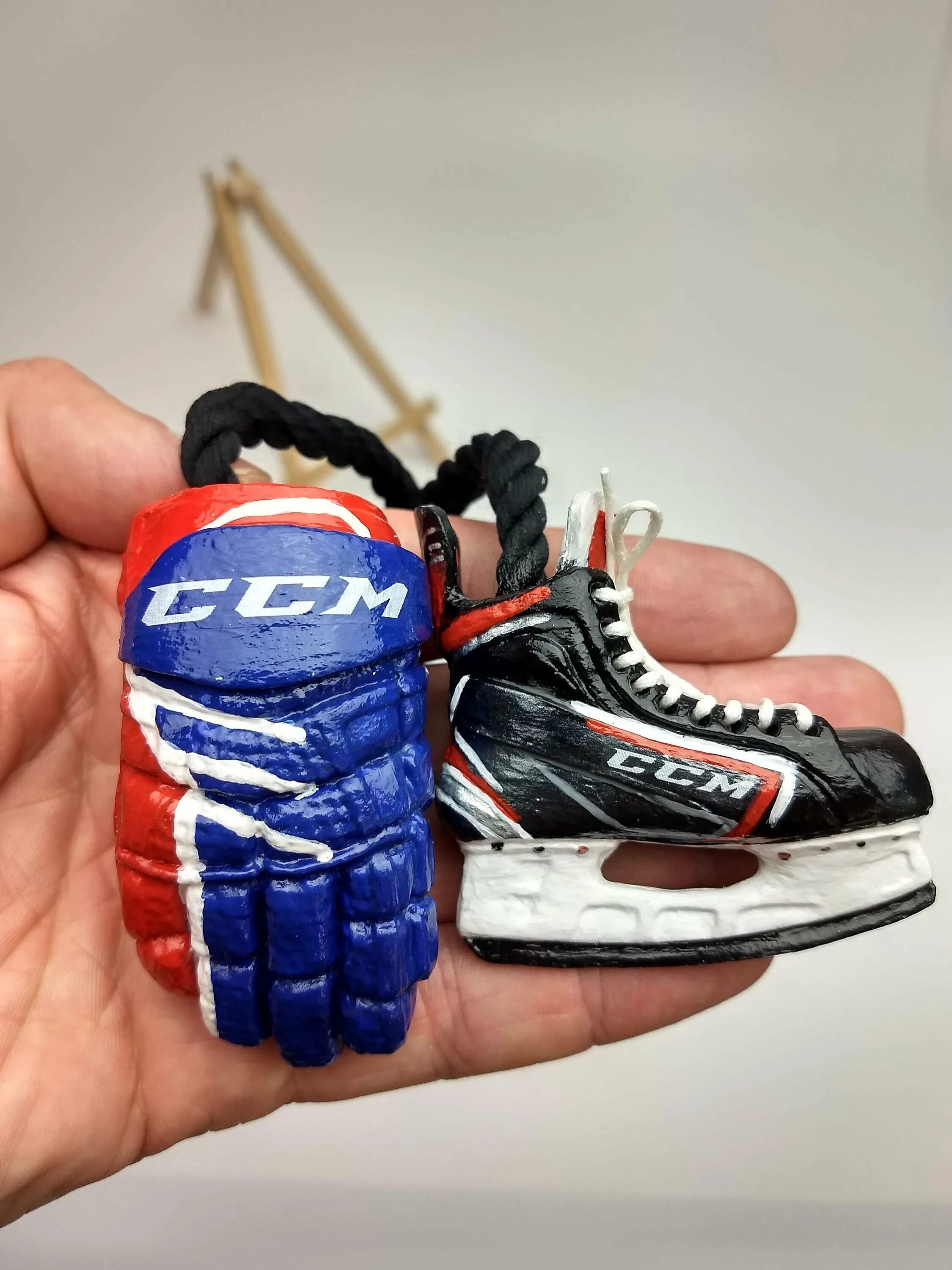 Подарок хоккеисту. Сувенир для хоккеиста. Сувенирные коньки. Подарок на хоккейную тематику.