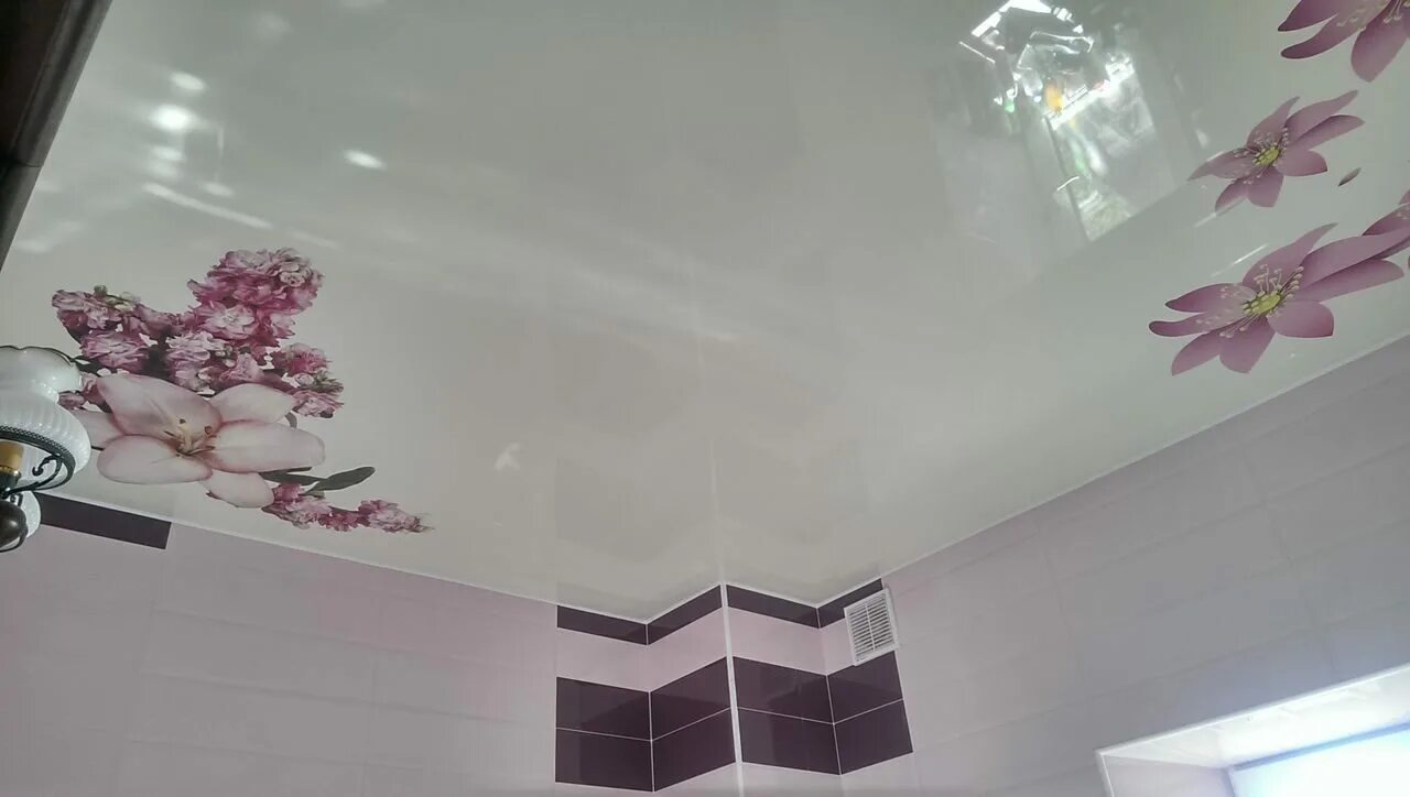 Сигма натяжные. Фотопечать на натяжных потолках Сакура. Натяжной потолок Сакура для ванной комнаты. Sigma потолки. Сигма в потолке.
