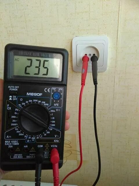 Мультиметр измерить 220 вольт. Отличие постоянного тока от переменного тока. Переменный ток и постоянный ток отличие в розетке. Какой ток в квартирах постоянный или переменный. Измерить напряжение в сети мультиметром 220в.