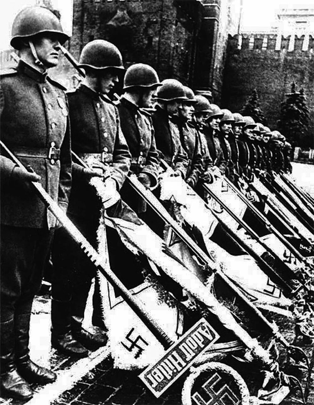 Немцы день победы. Парад Победы 24 июня 1945 года фашистские знамена. Парад Победы 1945 Халдей. Знамена к мавзолею в 1945.