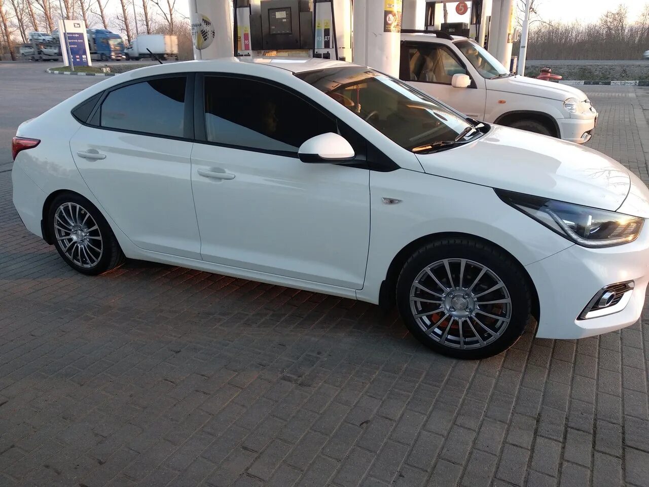 Лучшие диски на солярис. Белый солярис r17. hyundai solaris 2 r16. белый hyundai solaris 2025 на литье. солярис 2 на 17 дисках.