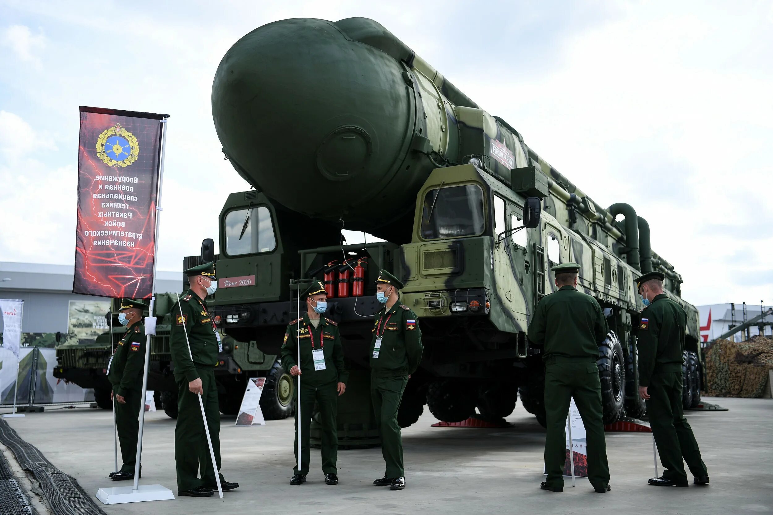 Союз военных м. Зенитно-ракетный комплекс с-400 Триумф. Военная техника Кыргызстана баллистическая ракета. Тополь-м баллистическая ракета с днём защитника Отечества. Ядерное оружие.