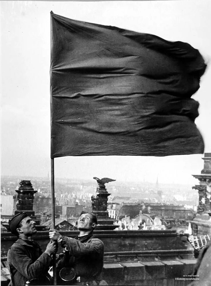 Знамя победы к 9 мая. Берлин 1945 рейхстаг знамя победы. Рейхстаг 1945 знамя. Флаг победа 1945. Великая отечественная война знамя победы.
