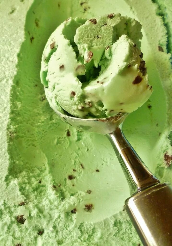 Фисташковое мороженое. Мороженое с фисташками. Зеленое мороженое. Фисташковый пломбир. Салатовое мороженое.