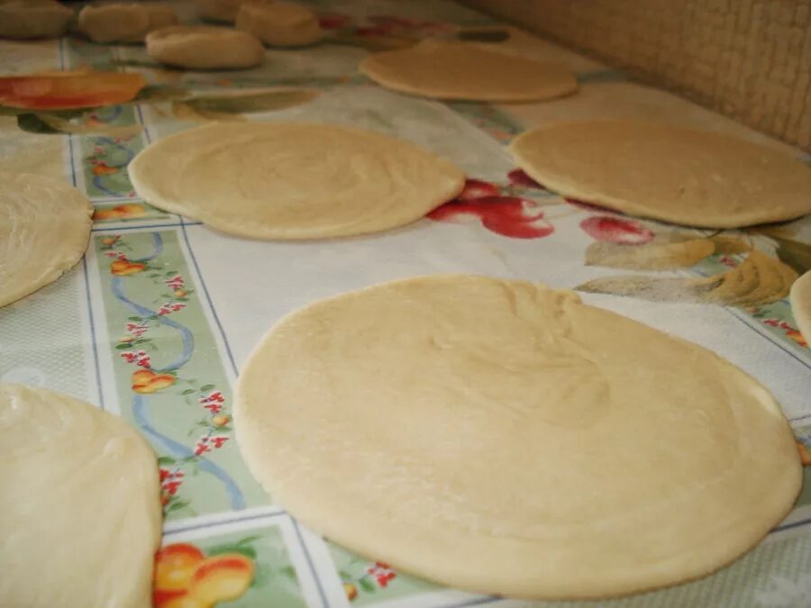 Тесто на самсу узбекскую. Самса слоеная. Тесто слоеное для самсы узбекский. Тесто раскатанное узбекские.