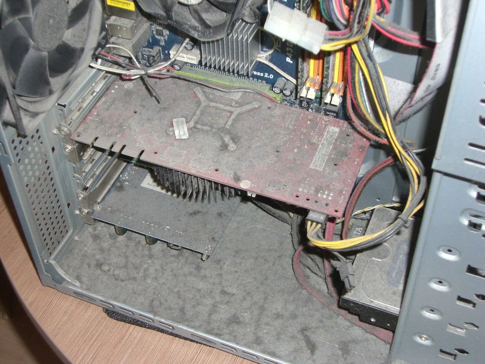 Чистка компьютера от пыли. Пыльный системный блок. Запыленный системник. Чистка системного блока. Как правильно чистить компьютер