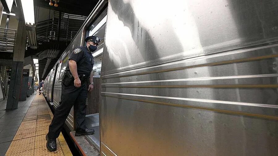 Нападение на поезд. Нью Йорк метро полицейский. Полиция в метро.