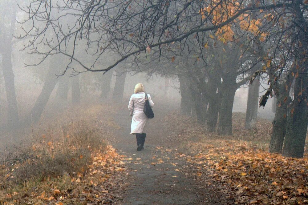 Девушка в тумане. Осень одиночество. Осень одиночество женщина. Осень одинокая девушка.