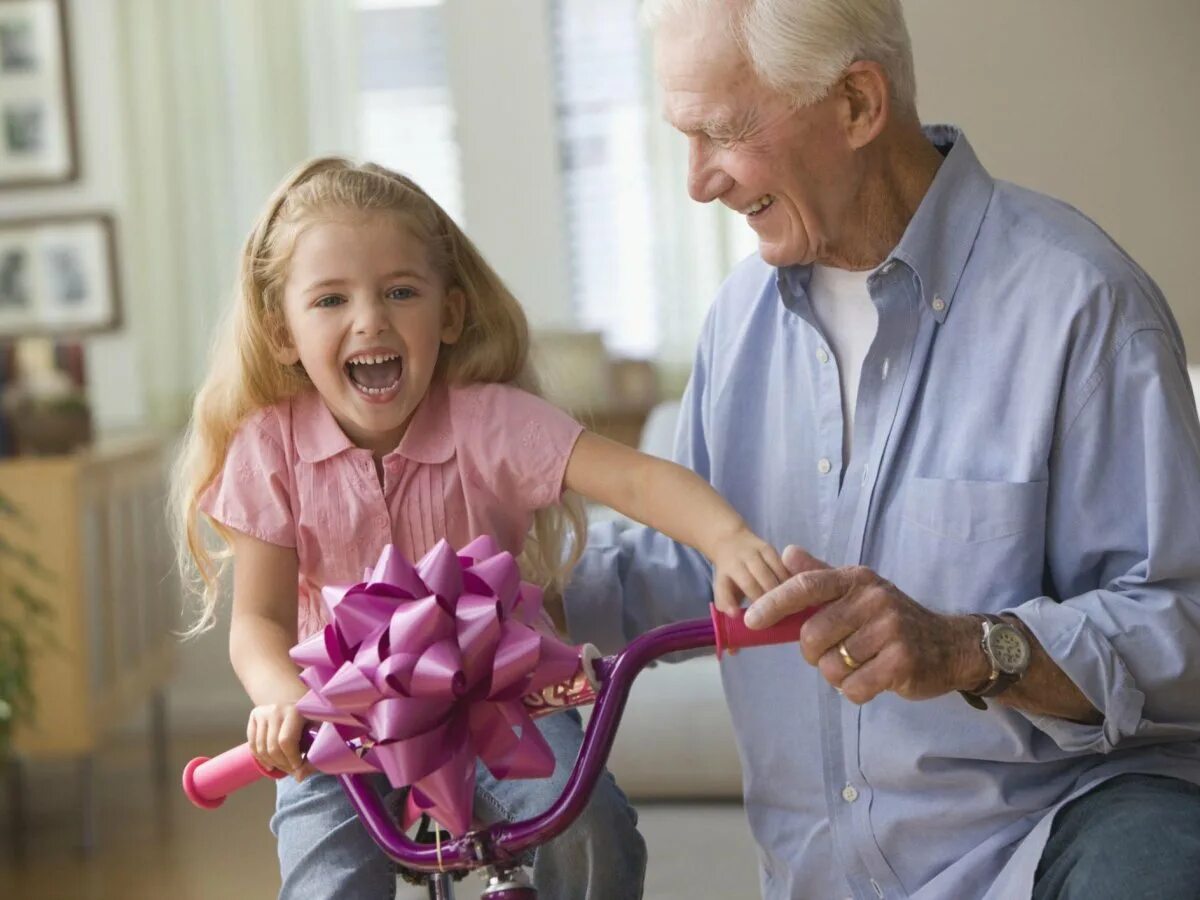 Daughter grandfather. Подарок бабушке. Подарок бабушке и дедушке. Дедушка дарит подарок. Подарки для пожилых людей.