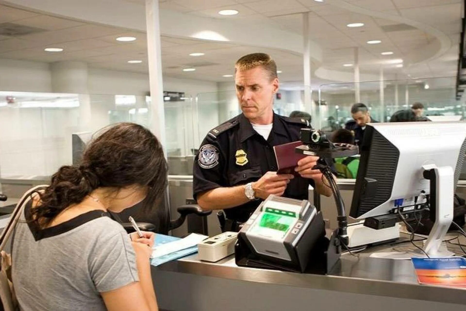 Работники паспортного. Таможня в аэропорту. Таможенник в аэропорту. Таможенный контроль США. Таможня паспортный контроль.