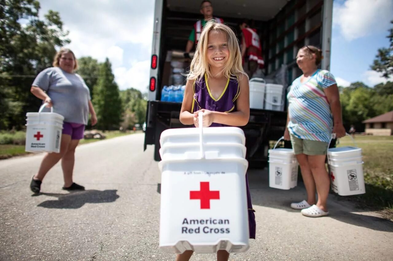 Сбор красный крест крокус. Американский красный крест. Red Cross help. Одеяло American Red Cross. Пакет с красным крестом.