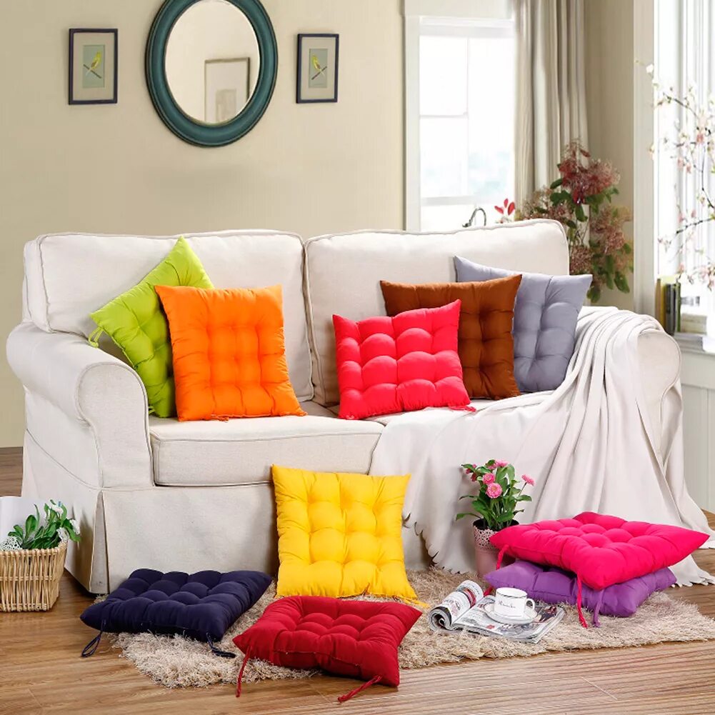 Подушки на диван фото. Подушка для дивана. Яркие диванные подушки. Необычные диванные подушки. Яркие подушки в интерьере.