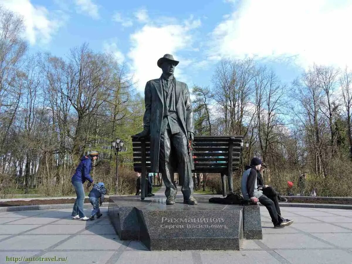 Памятник сергею рахманину. Памятник георгию свиридову в курске. Памятники великим композиторам. Памятник рахманинова великий новгород. Памятник рахманинову великий новгород.