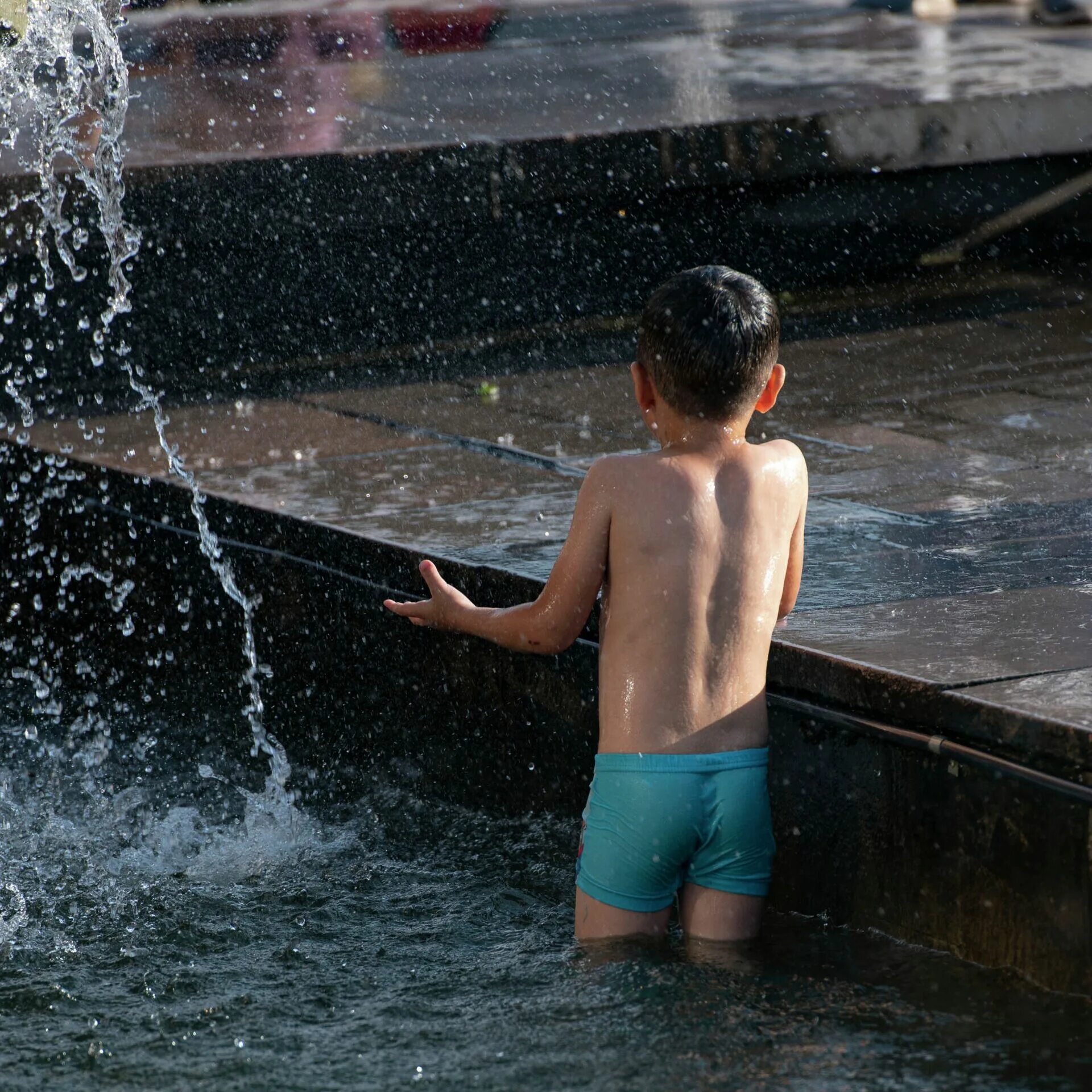 Мальчики купаются вместе. Пацаны купаются. Мальчики купаются в фонтане. Мальчик купается в одежде. Полный мальчик купается.