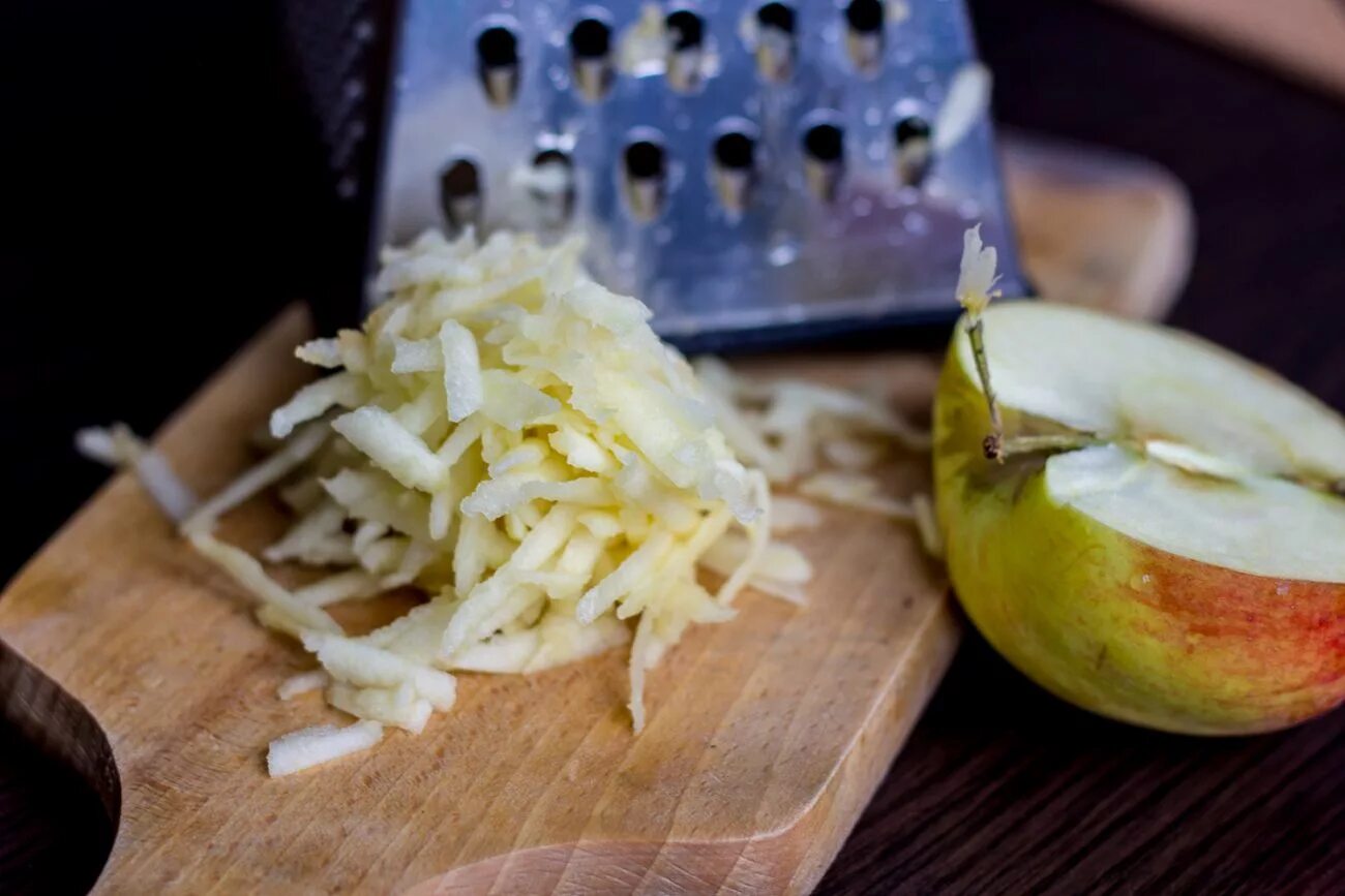 Сыр на крупной терке. Терка для яблок. Яблоки натертые на терке. Натереть яблоки на терке. Терка для яблок.
