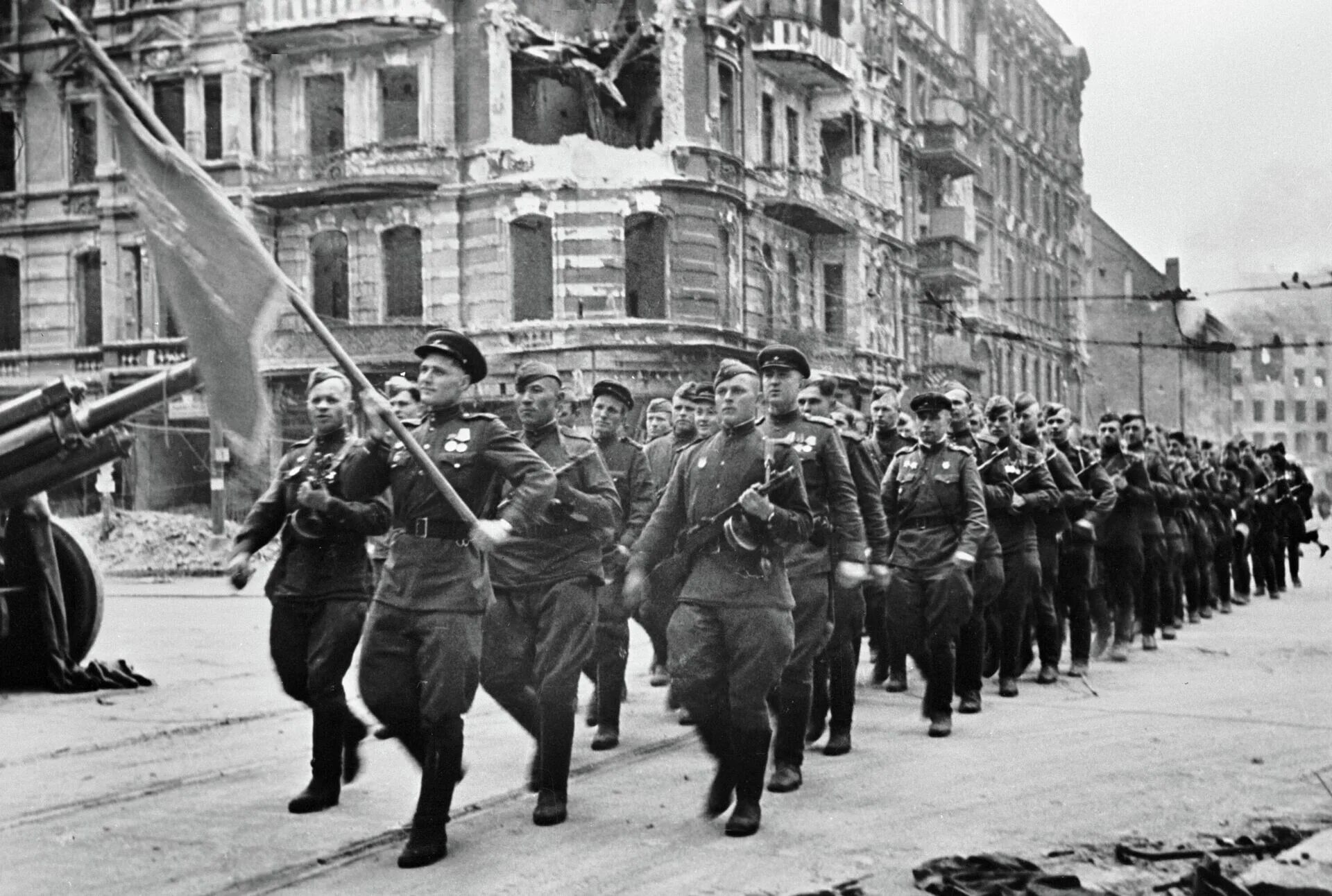 Марши во время войны. Солдаты красной армии 1945 Берлин. Парад Победы в Берлине 4 мая 1945 года. Советская армия в Берлине 1945. Советские солдаты в Берлине 1945.