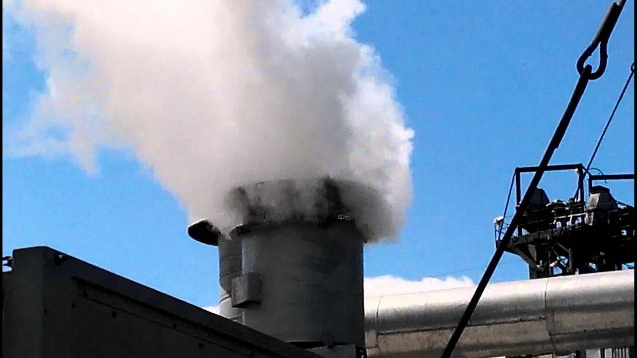 Глушитель на паровую трубу. Сброс тэц. Производственные сточные воды. Труба с паром. Тепловое загрязнение воды тэс.