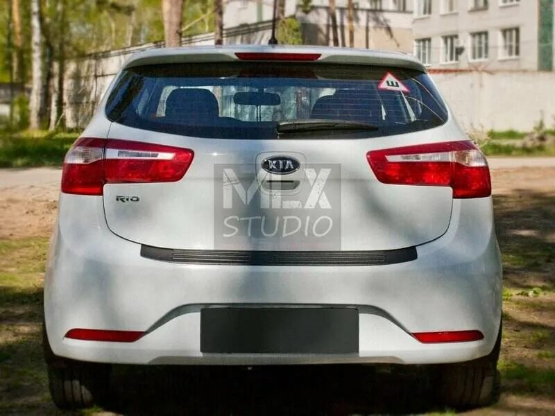 Kia Rio 3 хэтчбек накладка на задний бампер. Задний бампер Киа Рио 3 хэтчбек. Защитная накладка на задний бампер Киа Рио 3 хэтчбек. Киа Рио 3 задний.