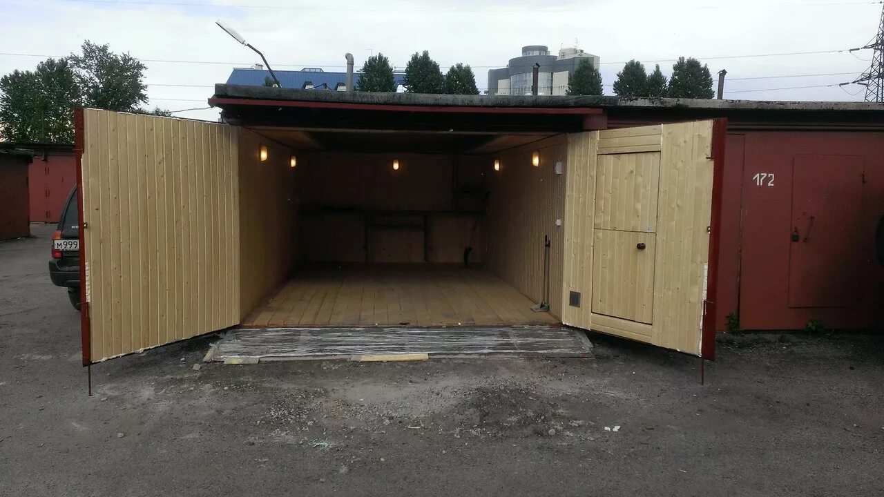 Гараж на 2 машины. Нестандартные гаражи. Американский гараж. Гараж из профнастила. Стоит ли делать гараж.